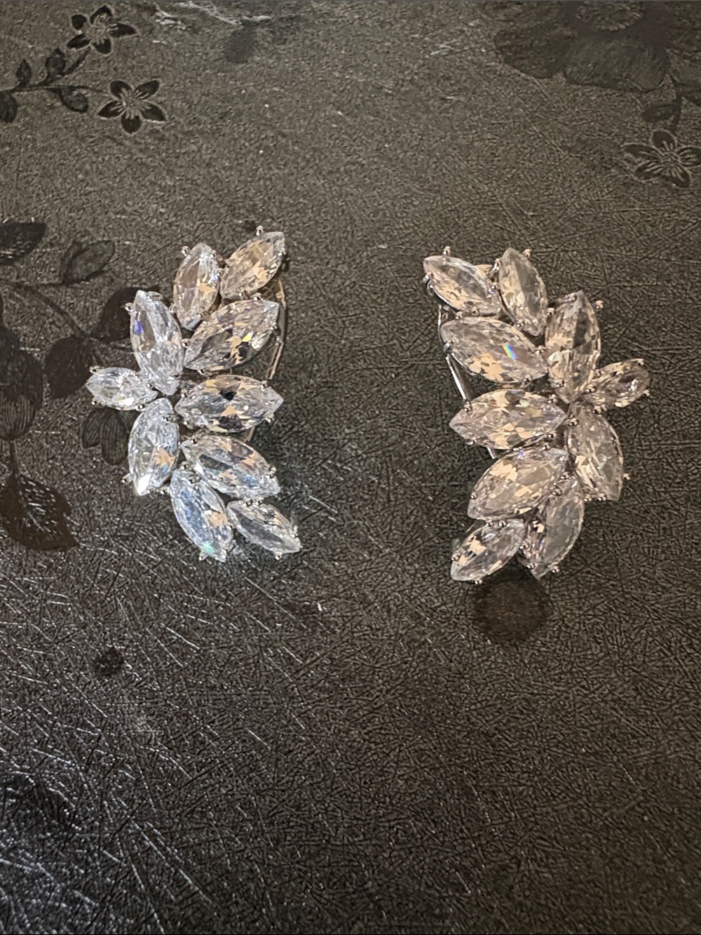 VINTAGE CLEAR MARQUISE-CUT STONE RHINESTONE CURVY SILVER LEVERBACK 1.3" EARRINGS